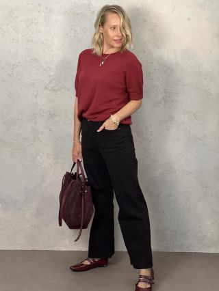 Trendy barva sezóny? Bordó! 🍷 Semišová kabelka dodá outfitu šmrnc a pohodlné boty jsou nejen stylové, ale i praktické. A...