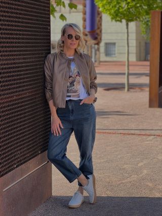 💫 Uvolněný městský styl 💫 Kombinace basic trička, trendy bomber bundy a volných džínů je důkazem, že méně je někdy více....