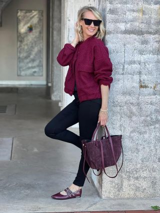 Tenhle bomber ve vínové barvě? Ten musíte mít! 🍇 Je z krulového materiálu, který znáte z našich oblíbených kabátků. Sedí...