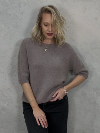 Milovnice pohodlí a stylu, pozor! 🤎 Tyhle svetříky jsou naprostá láska – měkkoučká alpaka, krásný střih a univerzální...